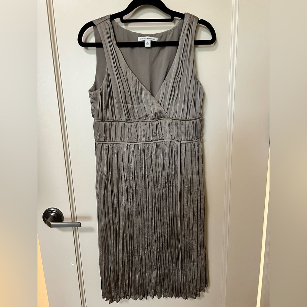 🆕 Banana Republic Taupe Pleated Midi Dress